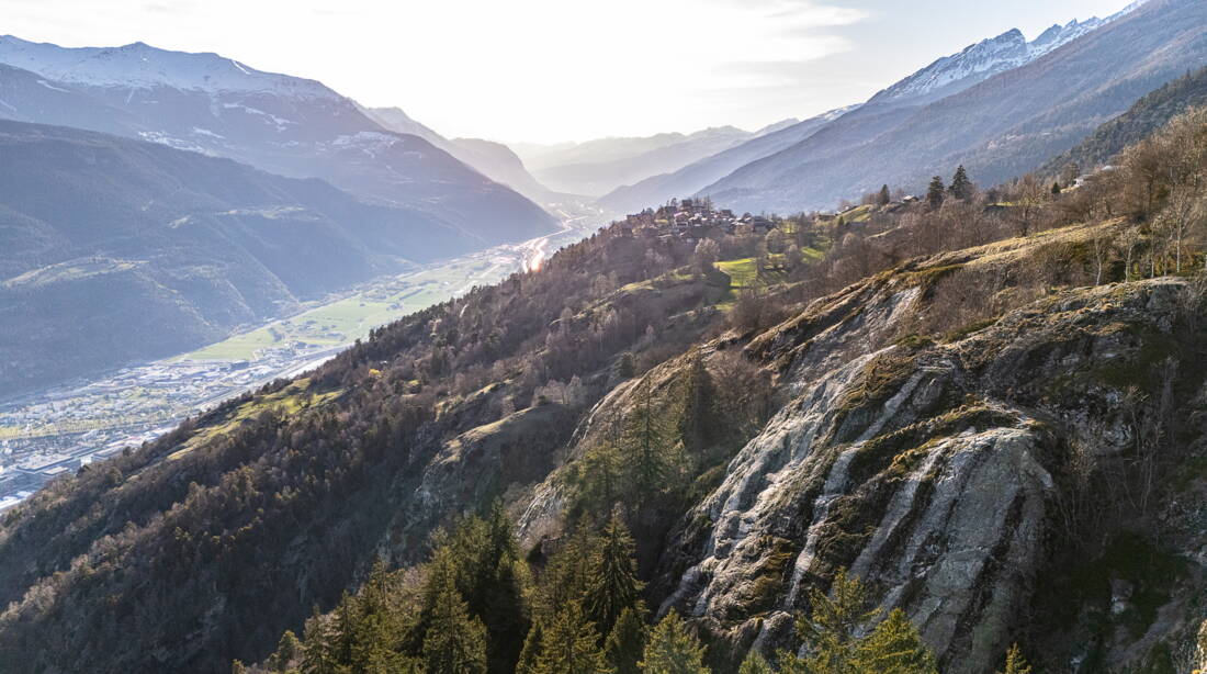 Finnenplatte Routeninfos und Topos zum Klettergebiet «Finnenplatte» findest du im Kletterführer «Schweiz plaisir West Band 2» von edition filidor.