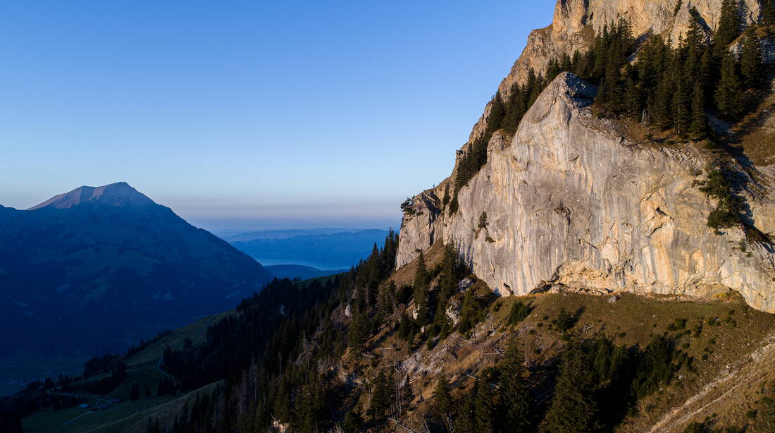 Routeninfos und Topos zum Klettergebiet «Gehrenen» findest du im Kletterführer «Schweiz extrem West Band 1» von edition filidor.