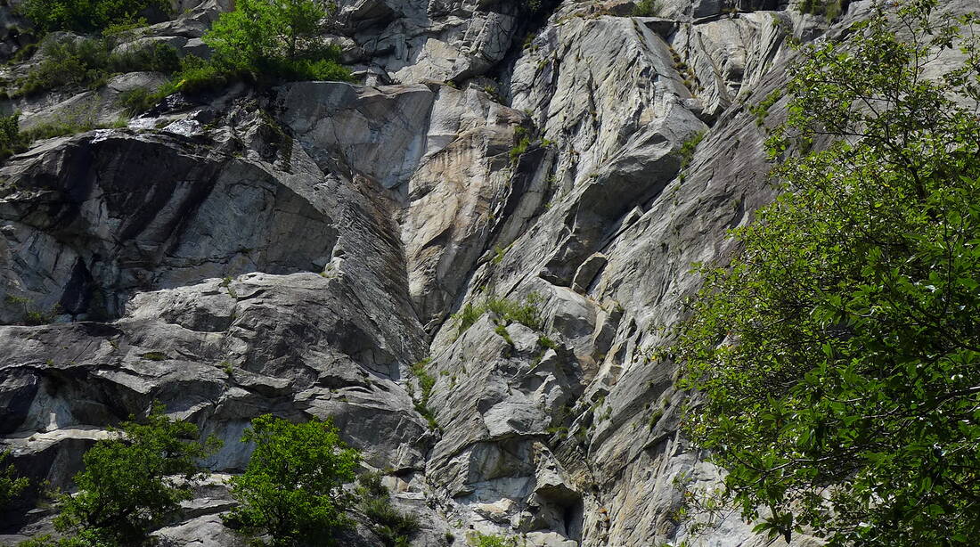 Routeninfos und Topos zum Klettergebiet «Parete ai Monti» findest du im Kletterführer «extrem SUD» von edition filidor.