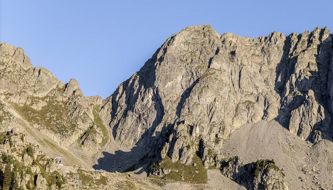 Petits Perrons Routeninfos und Topos zum Klettergebiet «Petits Perrons» findest du im Kletterführer «Schweiz Plaisir West Band 2» von edition filidor.