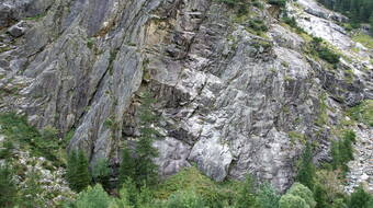 Routeninfos und Topos zum Klettergebiet «Tschingelbrigg» findest du im Kletterführer «Schweiz Plaisir West Band 1» von edition filidor.