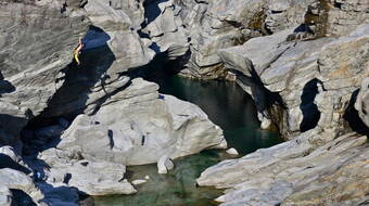 Routeninfos und Topos zum Klettergebiet «Ponte Brolla» findest du im Kletterführer «Schweiz Plaisir SUD 2020» von edition filidor.