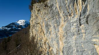 Routeninfos und Topos zum Klettergebiet «Tschorren» findest du im Kletterführer «Schweiz extrem West Band 1» von edition filidor.