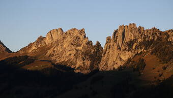 Routeninfos und Topos zum Klettergebiet «Gastlosen» findest du im Kletterführer «Schweiz extrem West Band 1» von edition filidor.