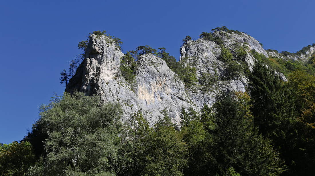 Routeninfos und Topos zum Klettergebiet «Rouge Pertuis» findest du im Kletterführer «Schweiz extrem JURA» von edition filidor.