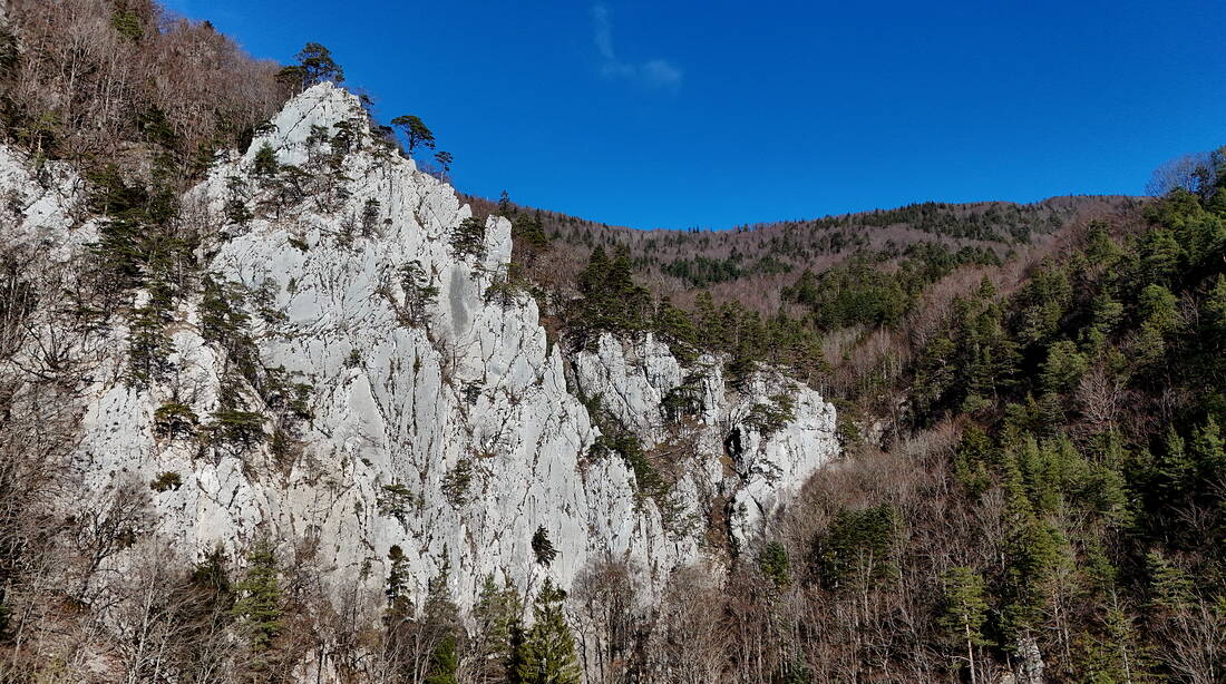 Routeninfos und Topos zum Klettergebiet «Le Paradis – Golons» findest du im Kletterführer «Schweiz plaisir JURA» von edition filidor.